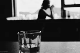 故事：小伙用相机窥视对面单身女人，意外发现她家藏着第二人图片