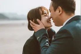 男人吻你各个部位的含义，喜欢吻脖子耳朵的男人很危险，要小心了图片