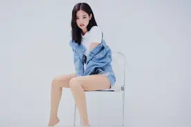 blackpink组合成员JENNIE拍摄海报，展现超模般的身材图片