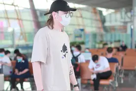 德云社王九龙白到发光 相声演员穿得像他这么潮，真的像话吗？图片
