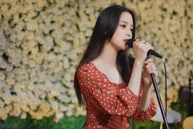 欧阳娜娜生日会，红色波点上衣颇有复古感和现代气息图片