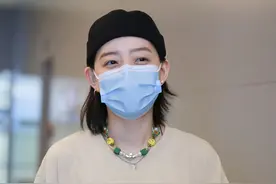 “浪姐”李斯丹妮休闲穿搭现身机场，笑眼弯弯尽显憨憨本质图片