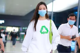 宋妍霏不愧是率性女孩搭配范本 白色运动套装攻气十足，被掰弯了图片