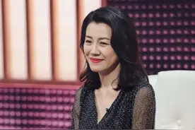 46岁“德华姑姑”太会穿，波点长裙配皮腰封，勒出肉肉腰身好可爱图片