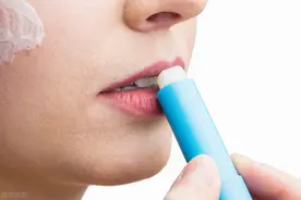 一天到晚涂唇膏，却越涂越干，这是为啥？图片
