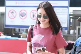 张梓琳身材好就是任性！穿粉色T恤短裤现身，平常打扮也美成焦点图片