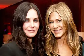 美剧《老友记》女星56岁似少女，皮肤紧致腹肌明显，优雅跳入泳池图片