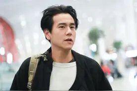 37岁彭于晏现身机场，衣着随性帅气逼人，美中不足的是发际线堪忧图片