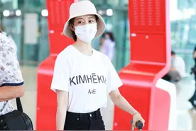 五分短裤才考验腿型 李纯黑白经典配，酷中带甜太“拿人”啦图片