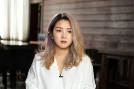 34岁何洁再曝婚变，靠直播赚钱，三个孩子生活压力大，已辞退保姆图片