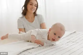 翻身是大动作发育的“里程碑”？宝宝不会翻身的原因，家长要明白图片