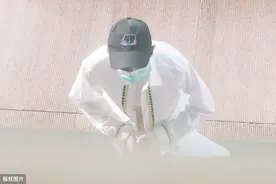 王源现身北京赶行程，一身白衣不露脸也可以帅出天际图片