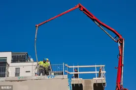 新农村建设小型混凝土泵车的钱景很大图片