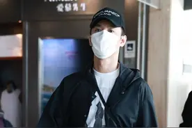 王凯难得露面，一身风衣造型变高冷男神，秋天高个子很适合这么穿图片
