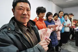 为什么很多农村老人都等到过年，才把“养老补贴”取出来呢？图片