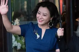 41岁郝蕾久违走红毯，烫卷发身材富态像贵妇，同框段奕宏老得养眼图片