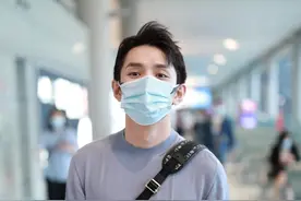 李佳琦原来这么瘦，一身蓝白搭配很清爽，但身子单薄肩也变窄不少图片