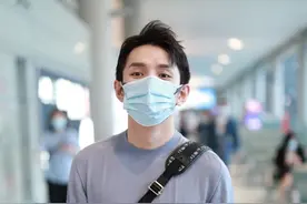 李佳琦原来这么瘦，一身蓝白搭配很清爽，但身子单薄肩也变窄不少图片