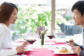 搞笑段子：抠门渣男相亲还要aa制？可惜他遇见套路女图片