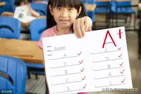 同一个班学生成绩为何差距那么大，学霸优势在哪？结果学霸背得慢图片
