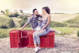 结婚15年，妻子在外打工有外遇，丈夫不远千里接回家图片