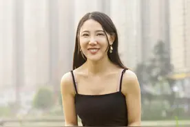 人像摄影：喜欢坐在草地上的她图片