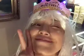 舒淇44岁生日显落寞？戴银色假发为自己庆生，鼻孔朝天无女神包袱图片