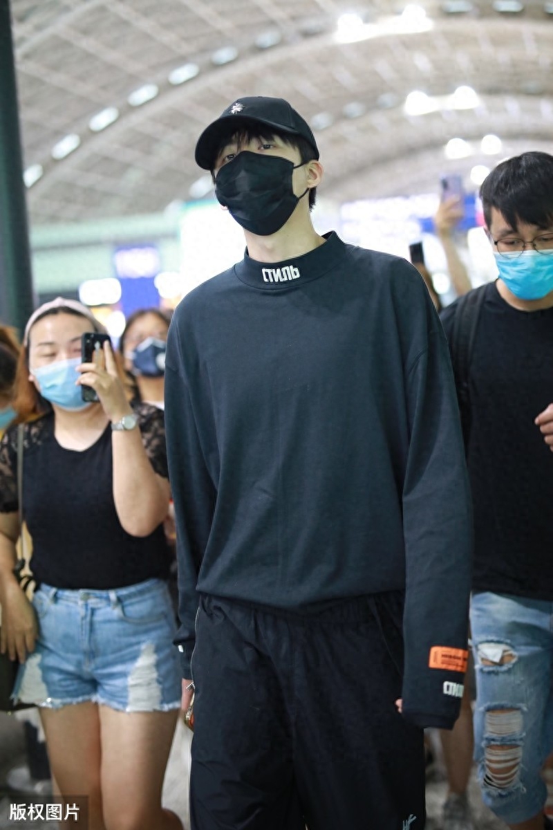 “摩登兄弟”刘宇宁现身机场,一身黑色,还是行走的衣服架子