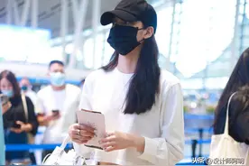 欧阳娜娜“潮妹”穿搭！白色露脐T恤+牛仔裤+机车包，清新又时尚图片