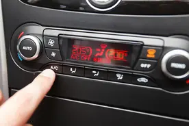 危险！夏季车内开空调睡觉需警惕图片