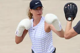 退役也要保持好身材！莎拉波娃海滩练起拳击，长腿很健美图片