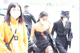 吉克隽逸丰满又大胆，穿“塑料裙”挖三个洞，这打扮女歌手里少见图片