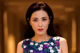 曾黎气场越发强大，穿紫色连衣裙雍容华贵，这气质一般人达不到图片