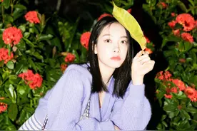 宋茜半夜凹造型，身穿紫色淑女装，一招“飞鹤展翅”街拍姿势亮了图片