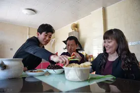 我在广州工作，老婆在成都上班，去成都探亲时，发现她家外有家图片