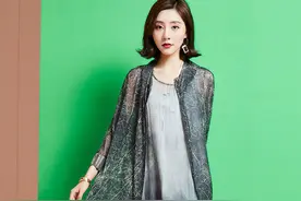 夏天里，多穿一件超薄蚕丝外披，既可防晒又让你更加靓丽图片