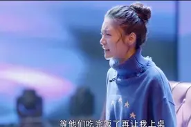 第一次去婆家不能上桌吃饭，女孩当场掀翻桌子，网友：干得漂亮图片