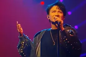周深演唱《自己按门铃自己听》舞台照图片