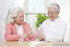 老年异性约会再正常不过了，三大理由支持你，勇敢去恋爱吧图片