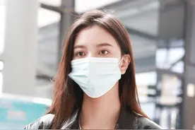 街拍：宋妍霏穿黑色皮西服套装搭厚底凉鞋，时尚造型尽显甜酷休闲图片