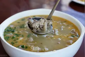 大连这家排名第一的羊肉汤，用大茶缸子盛汤，饭点人多得像赶大集图片