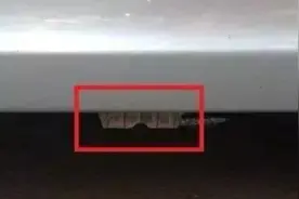 汽车车门下方有块小铁板，很多人因为不起眼忽略，关键时刻用处大图片