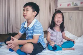 小朋友被抢玩具大哭，妈妈说自己处理？这4个时候家长必须插手图片