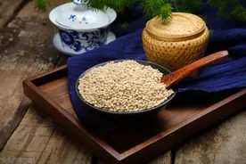 米面上涨，猪价猪肉双双下降，抢猪大战开启，明年能养猪吗？图片