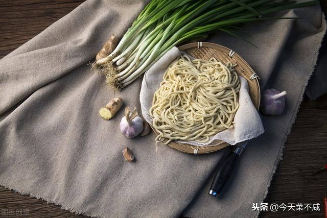 二伏吃面，东北人最爱的却是酸菜肉末打卤面，面条筋道，卤子鲜香