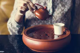 倒茶时，对方敲三下桌子是什么意思？过来人告诫：不懂可别乱敲图片