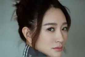 李小冉这是怎么了，开叉长裙都"掉色"了，腿上都是裙子的图案图片
