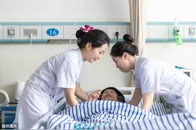 为什么缺护士，护士还找不到工作？“我干着和在编护士一样的活，工资却不到在编护士的一半！”图片