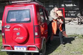 妻子清扫6公里马路，把截瘫丈夫带在身边，一边干活一边照料他图片