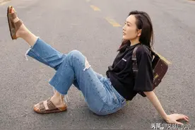王鸥“脑洞大开”公路上拍广告，穿露腰装配破洞裤，大秀女团身材图片